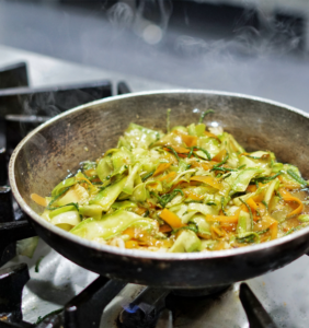 Cocinando un salteado de verduras - Restaurante Balandro