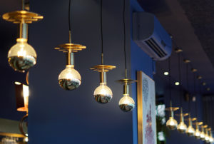 Detalle de luces en lámparas - Restaurante Balandro