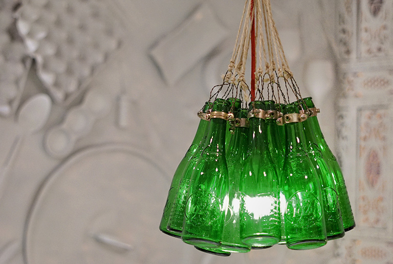Detalle de lámpara de botellas - Restaurante Balandro
