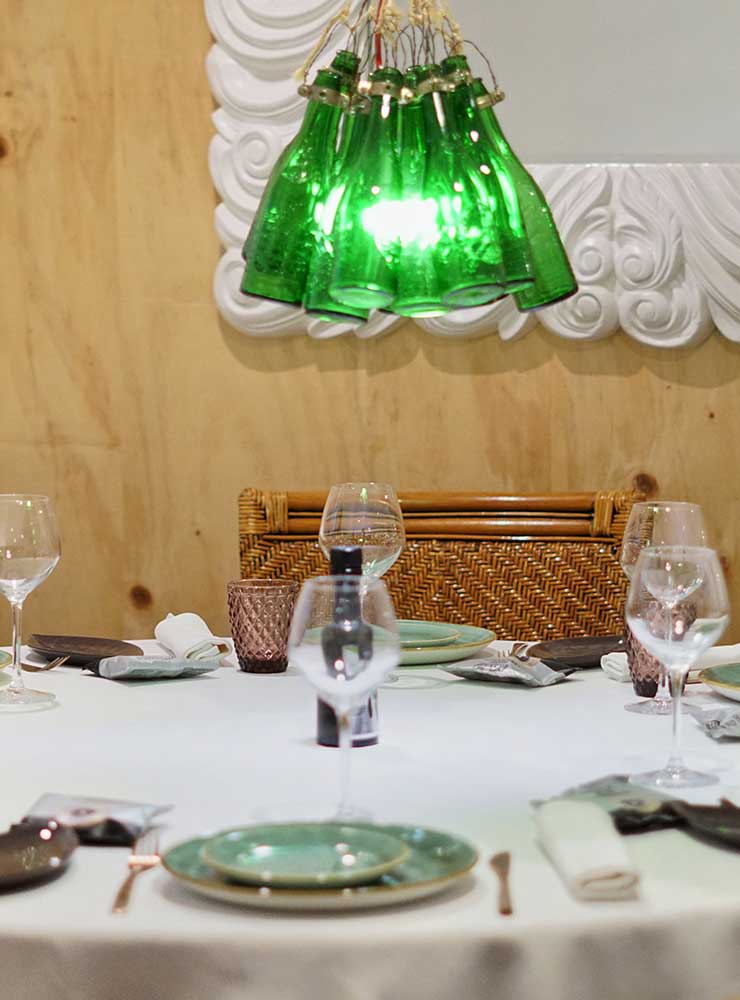 Detalle de mesa con lámpara de botellas - Restaurante Balandro