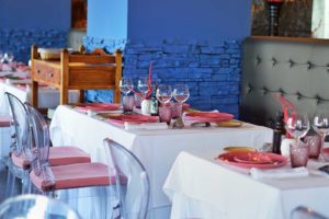 Montaje de mesa y silla de metacrilato de Restaurante Balandro