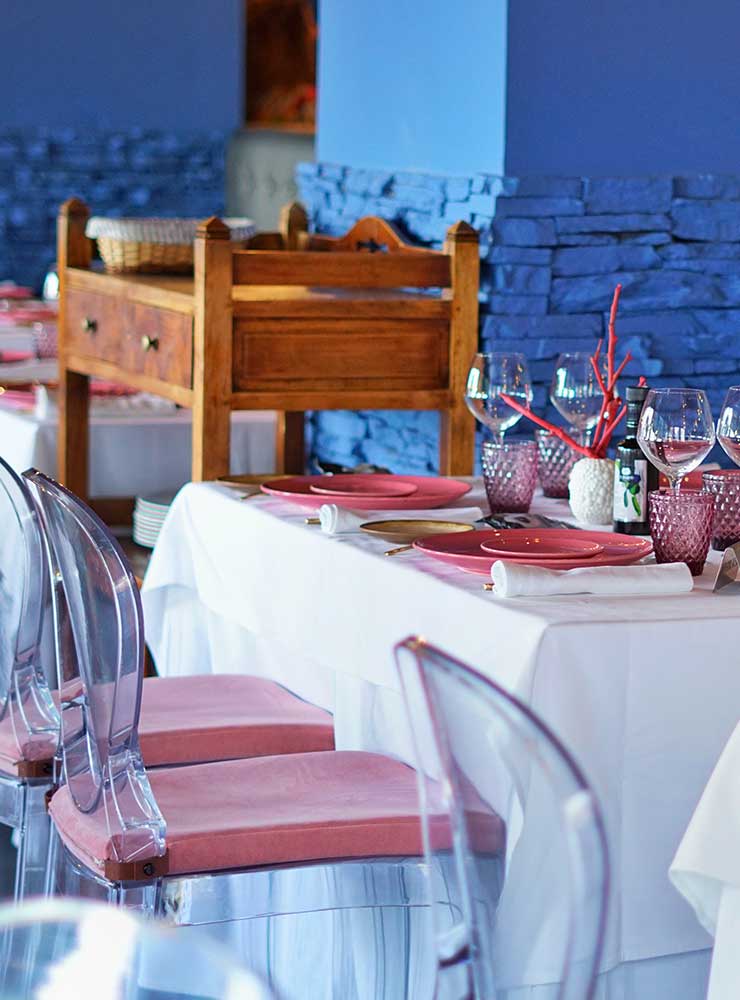 Montaje de mesa y silla de metacrilato - Restaurante Balandro