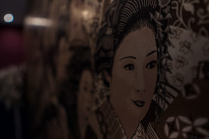 Detalle de Geisha en la pared del Salón Alameda de Restaurante Balandro