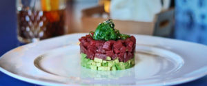 Tartar de atún rojo con ajoblanco de coco