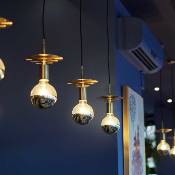 Detalle de luces en lámparas de Restaurante Balandro