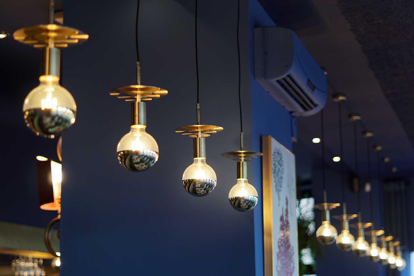 Detalle de luces en lámparas de Restaurante Balandro