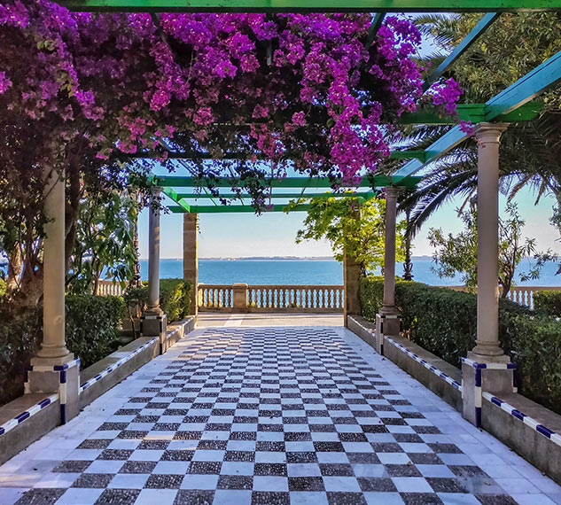 Pérgola en Alameda Apodaca con vistas a la Bahía de Cádiz